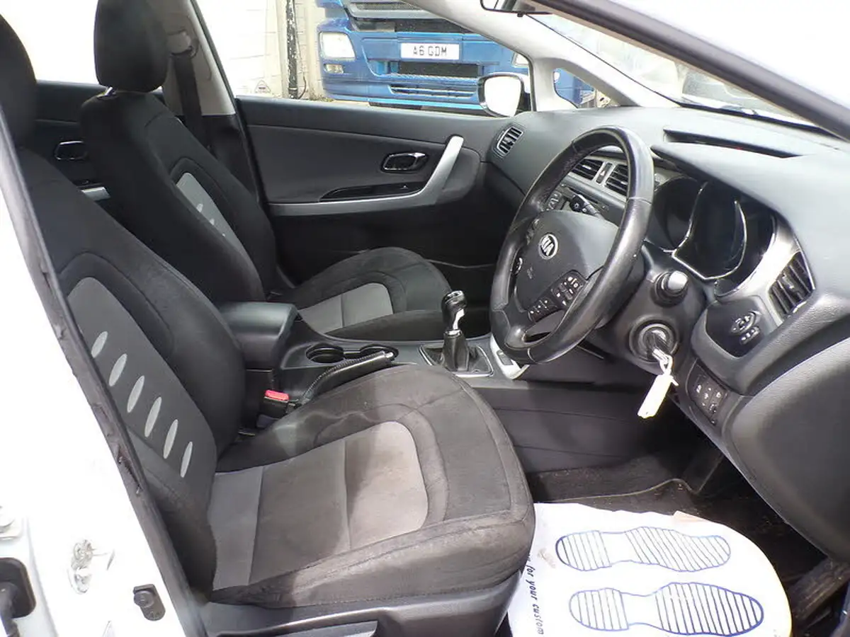 2013-kia-ceed-16crdi-2-hatchback-big-10