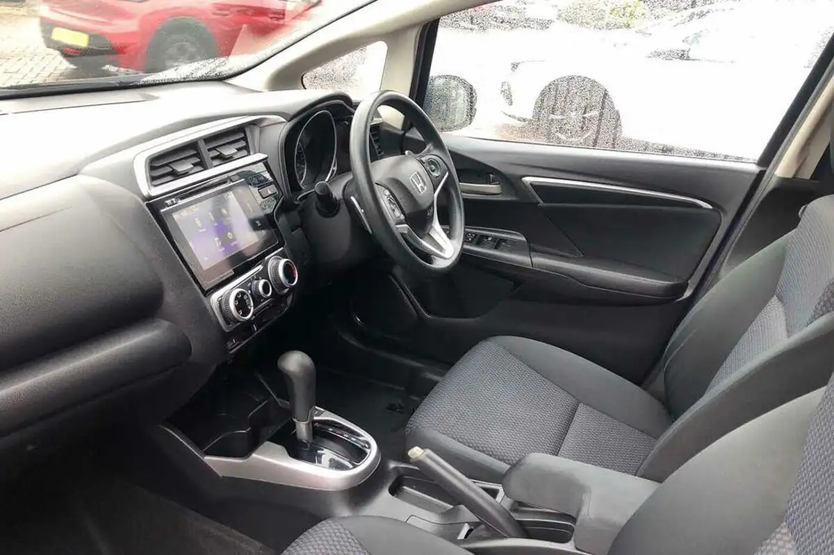 2019-honda-jazz-13-i-vtec-se-cvt-big-35
