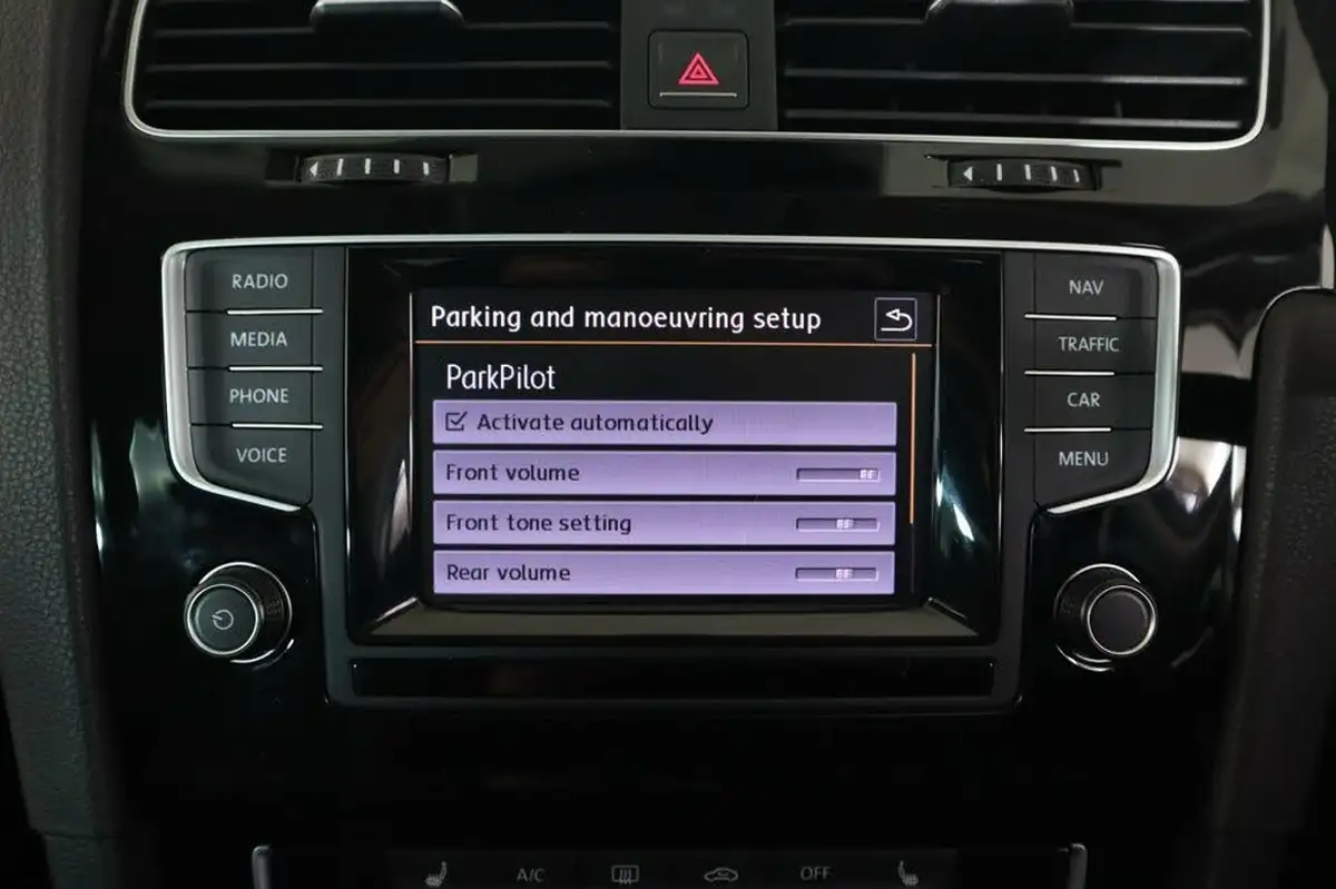 2014-volkswagen-golf-20tdi-gt-bmtss-hatchback-5d-big-54
