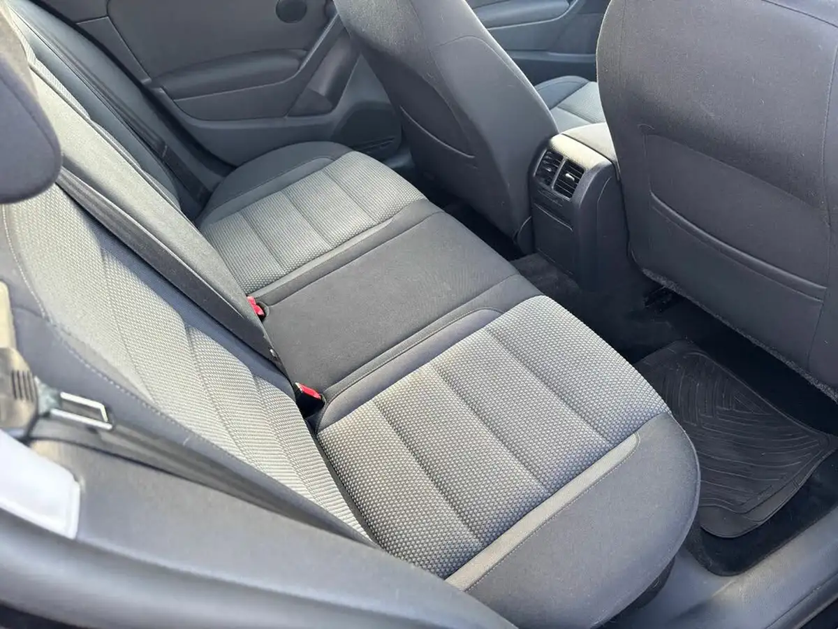 2012-volkswagen-golf-16td-match-5d-big-6