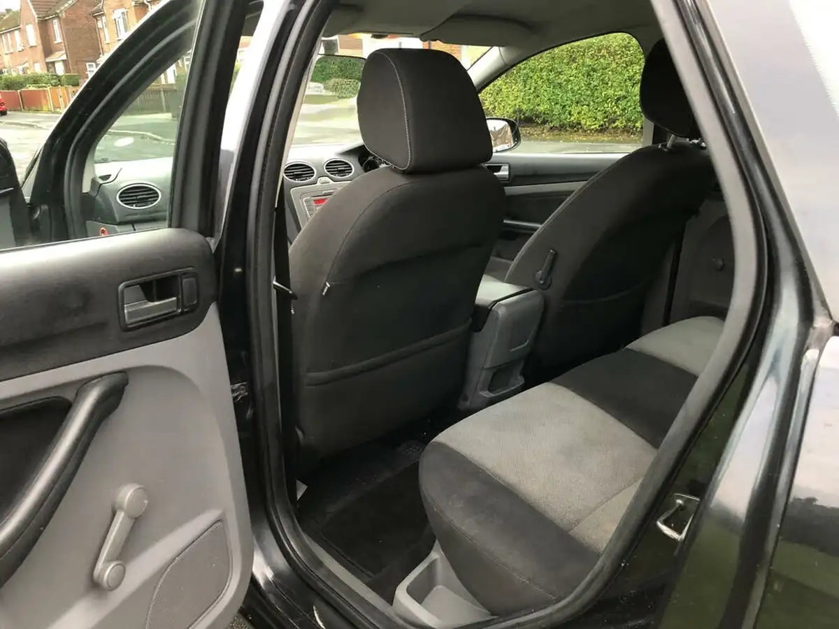 2009-ford-focus-16-zetec-hatchback-5d-big-15