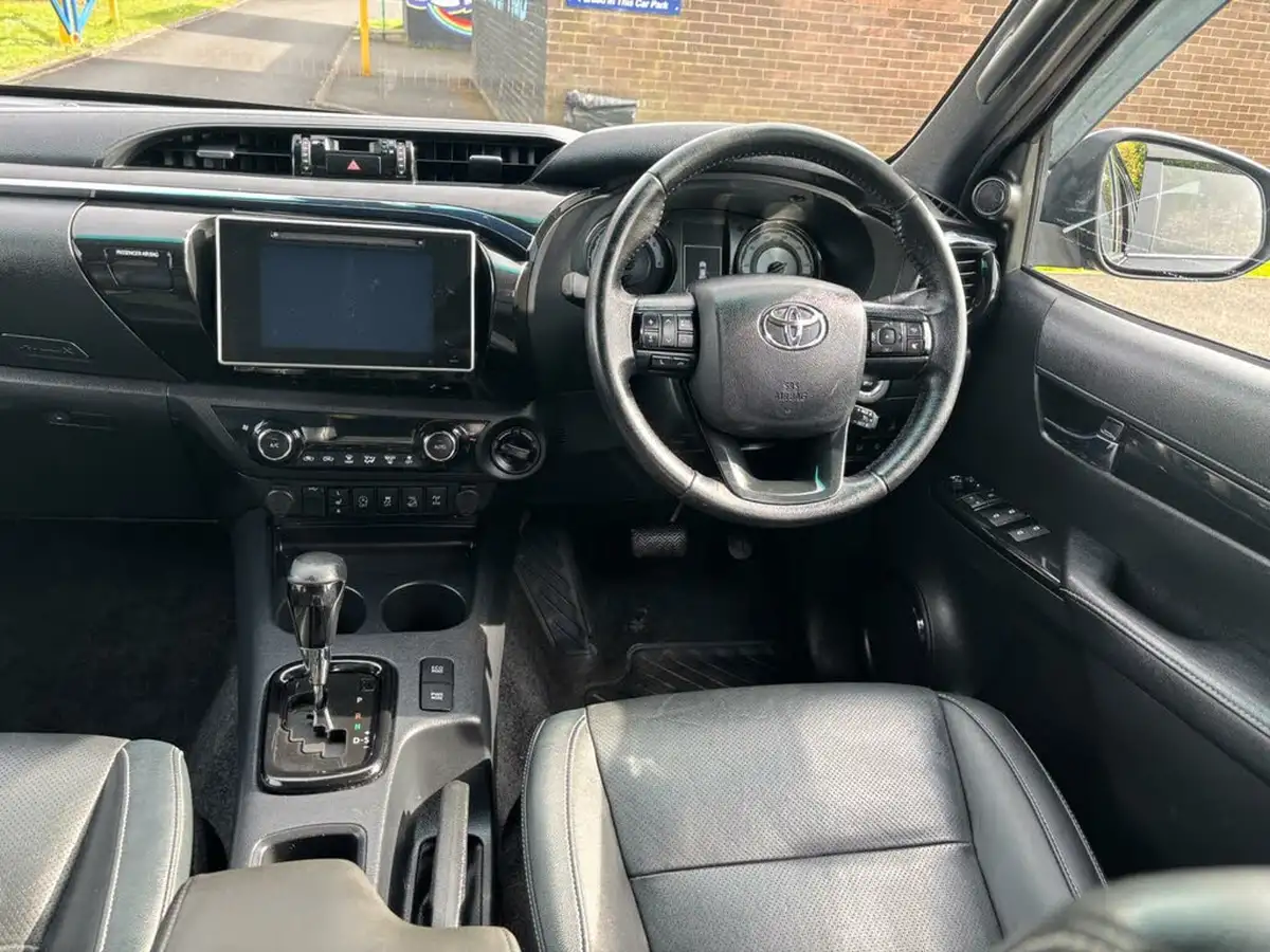 2018-toyota-hi-lux-24d-4d-invincible-at35-32t-auto-big-11
