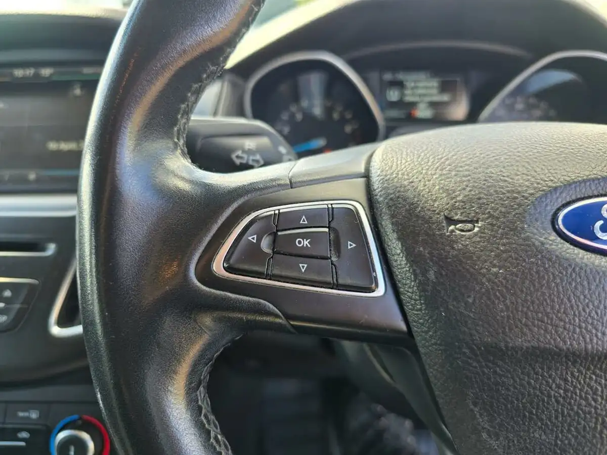2015-ford-focus-16-zetec-hatchback-big-29
