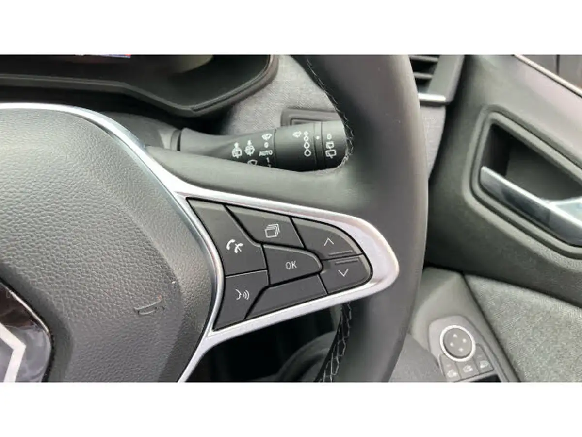 2024-renault-clio-10-tce-techno-big-29