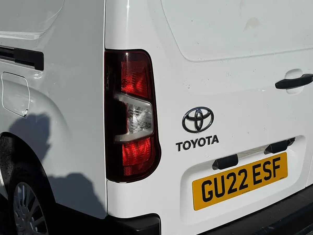 2022-toyota-proace-city-15d-icon-l2-big-11