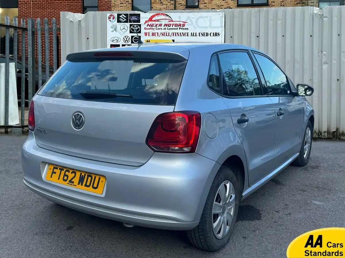 2013-volkswagen-polo-12-s-5d-big-9