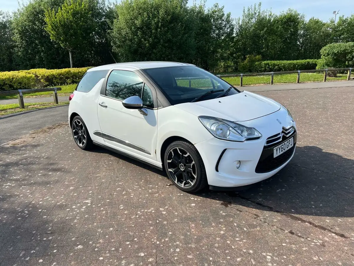 2010-citroen-ds3-16td-black-big-0