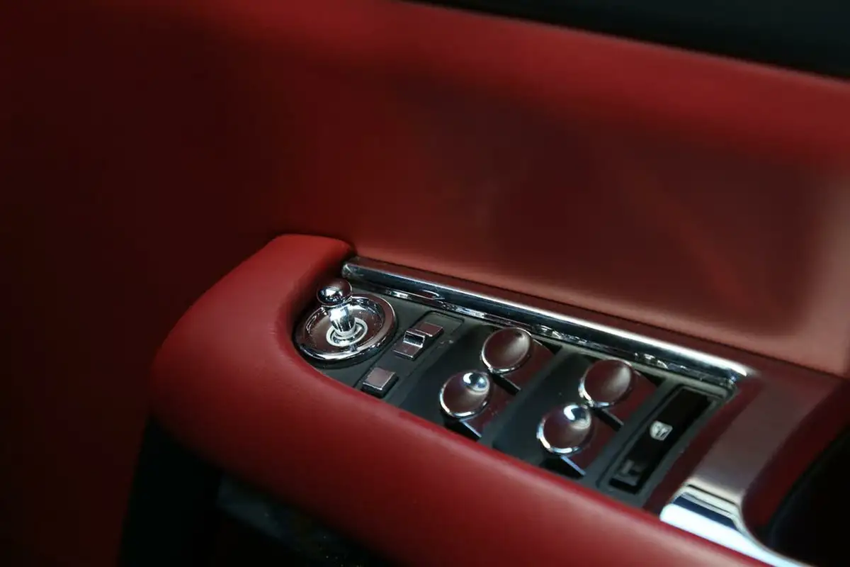 2017-rolls-royce-wraith-66-no-trim-big-33