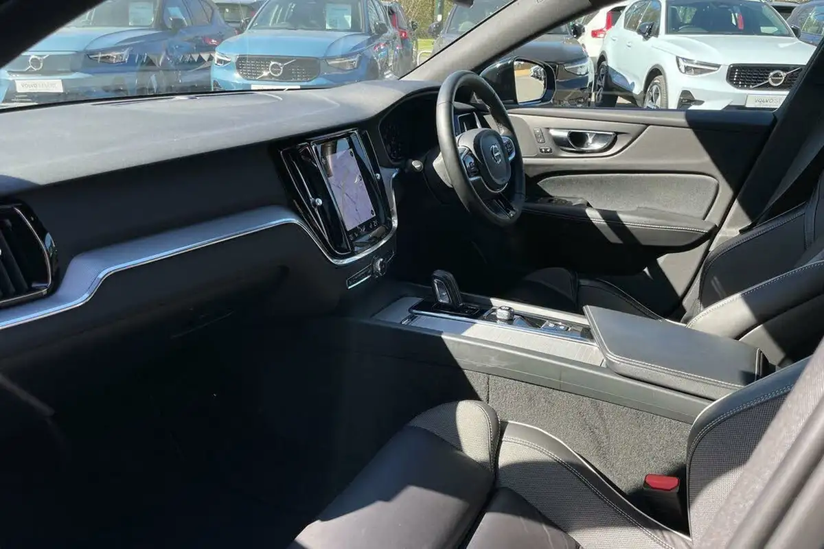 2021-volvo-v60-20-b4-r-design-big-25