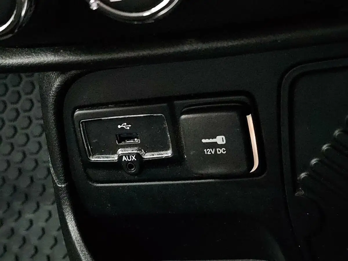 2015-jeep-renegade-14-longitude-big-53