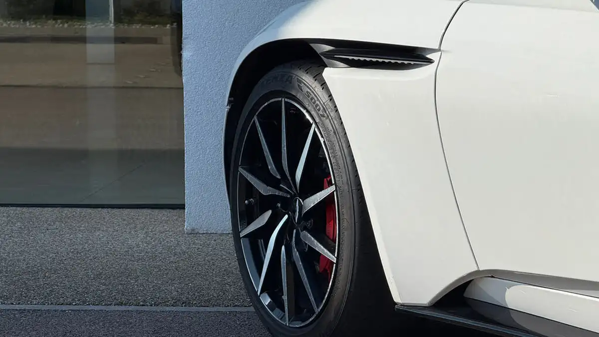 2018-aston-martin-db11-40-v8-big-27