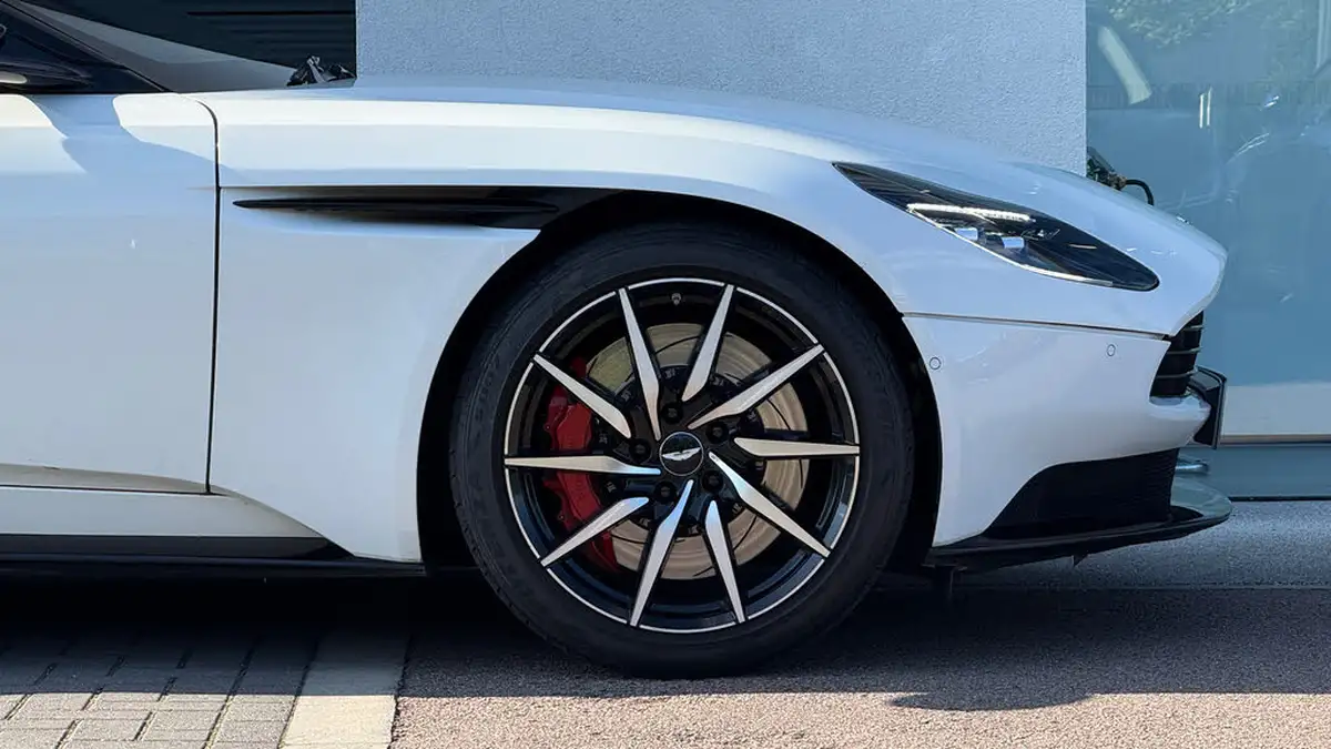 2018-aston-martin-db11-40-v8-big-3