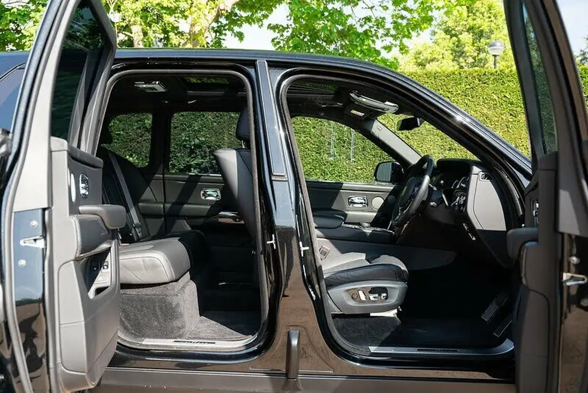 2023-rolls-royce-cullinan-675-black-badge-big-35
