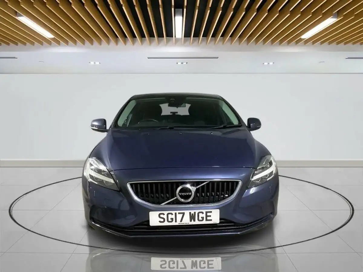2017-volvo-v40-20-t2-momentum-nav-plus-big-1