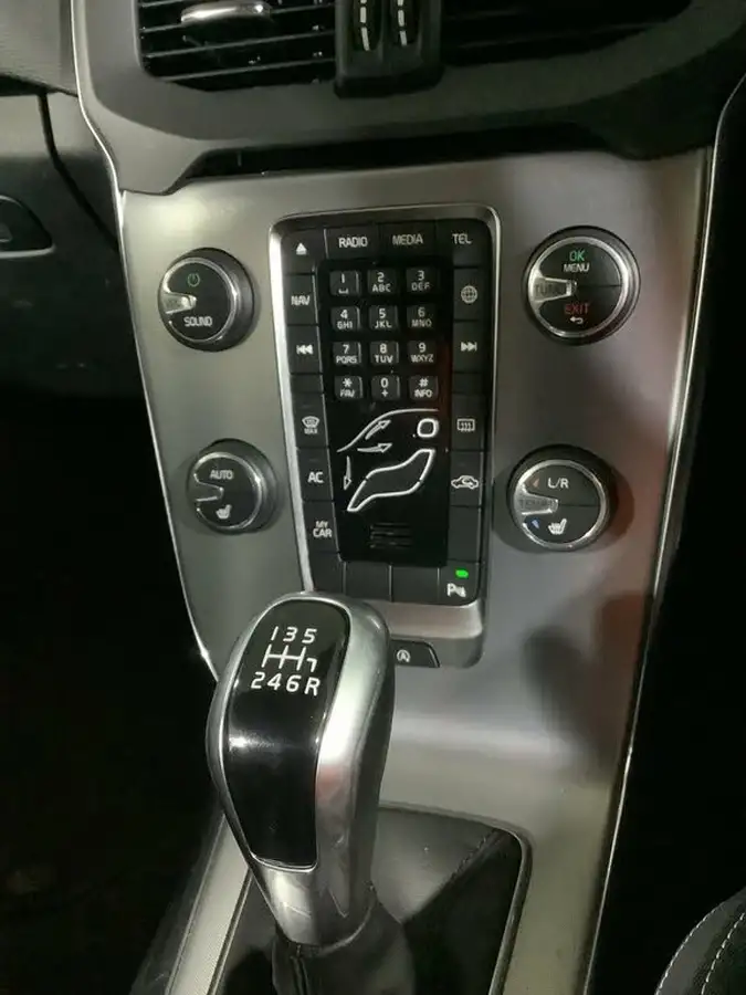 2017-volvo-v40-20-t2-momentum-nav-plus-big-21