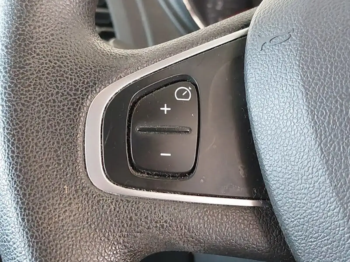 2019-renault-captur-09-tce-play-big-16