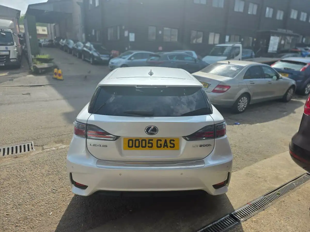 2015-lexus-ct-200h-18-advance-cvt-big-9