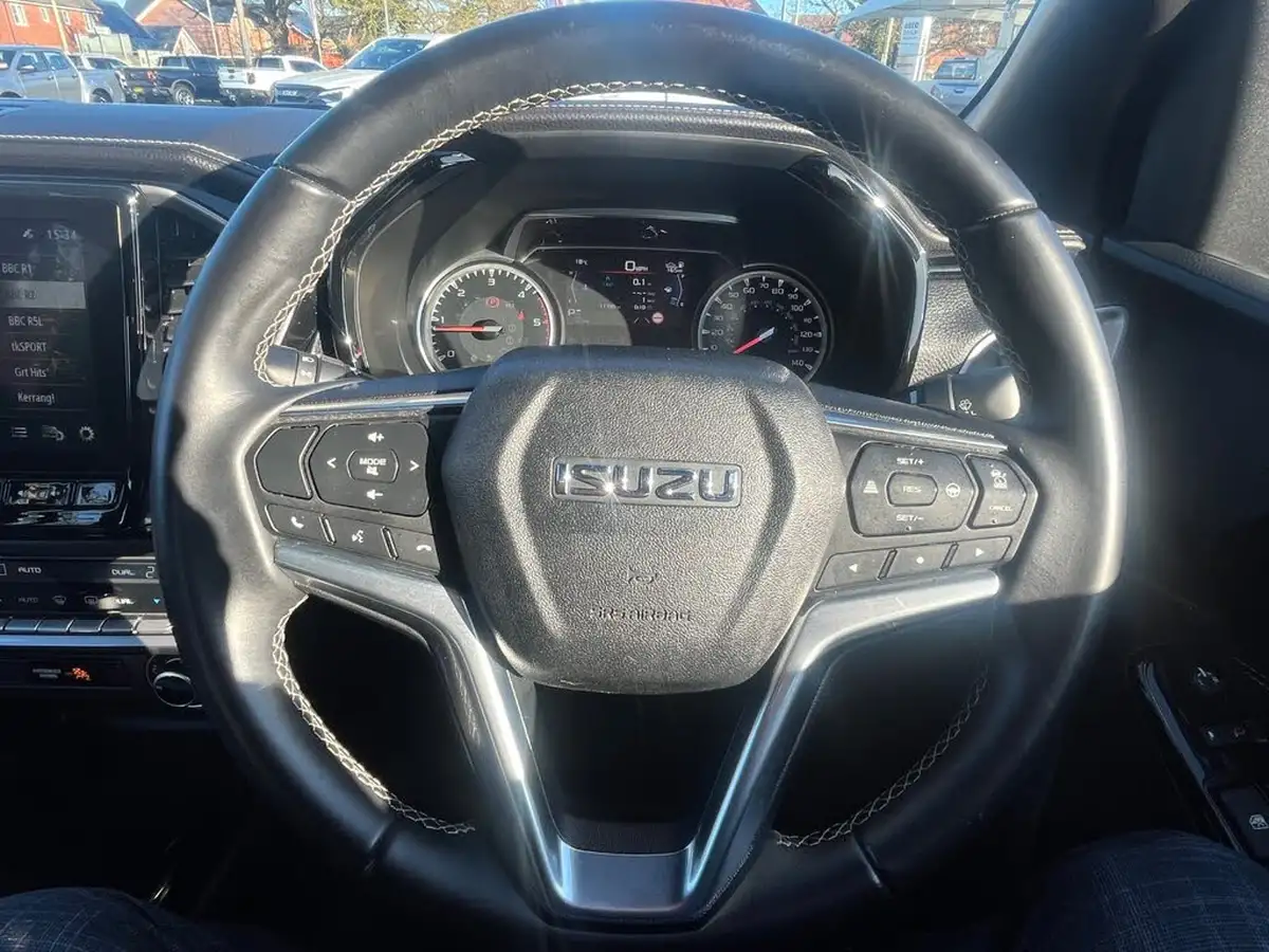 2024-isuzu-d-max-19td-v-cross-steel-edition-auto-big-11