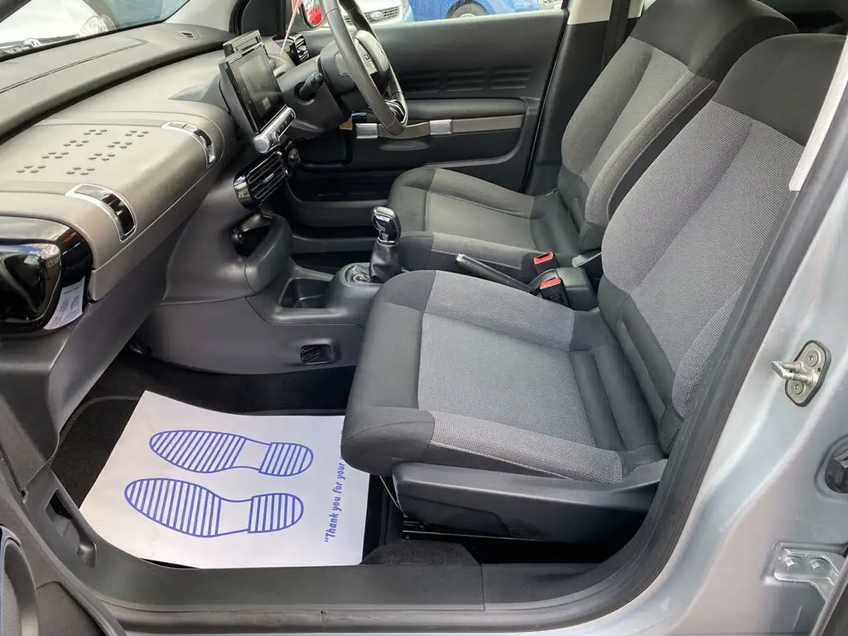 2015-citroen-c4-cactus-16bluehdi-feel-big-26