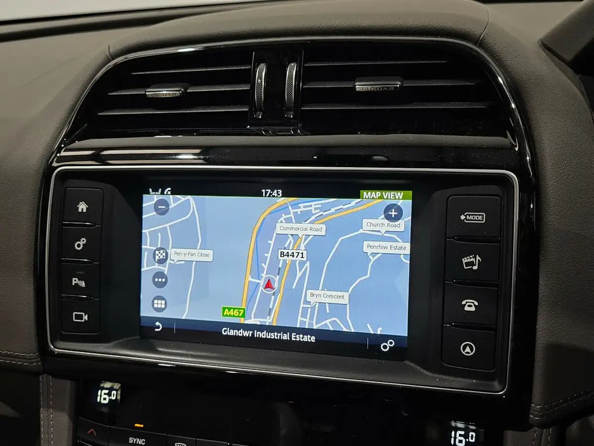 2017-jaguar-f-pace-20-i4d-portfolio-180ps-awd-auto-big-17