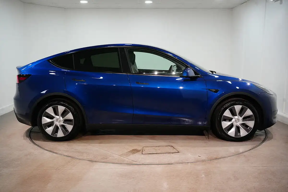 2024-tesla-model-y-e-rwd-big-2