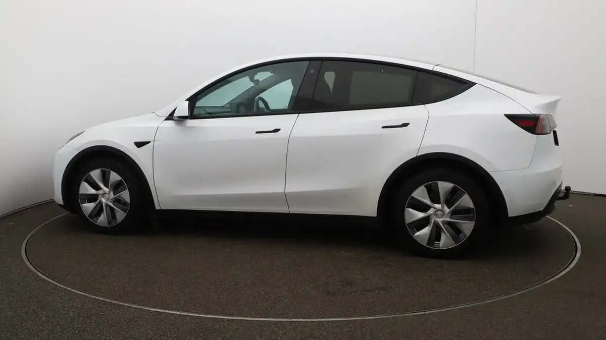 2022-tesla-model-y-e-long-range-big-50