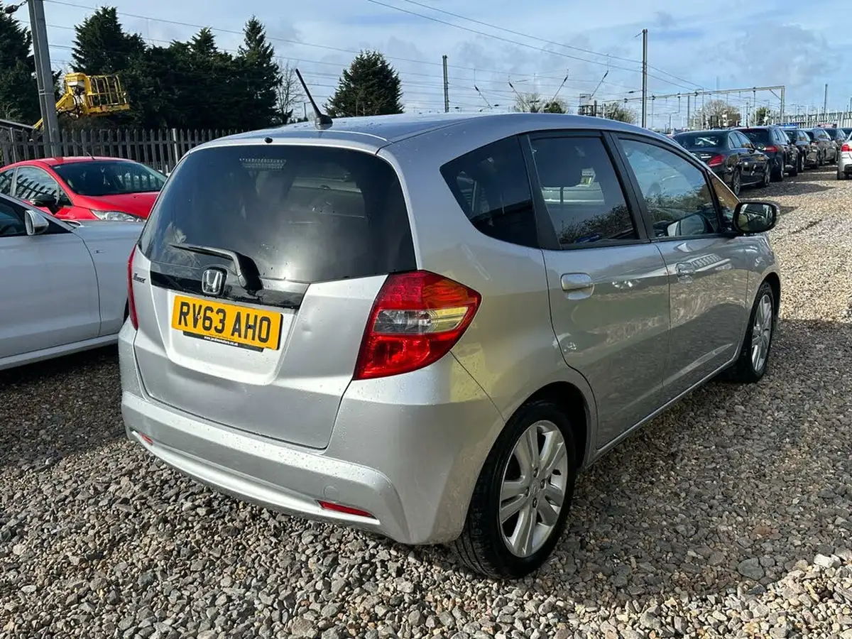 2013-honda-jazz-14-es-plus-big-10