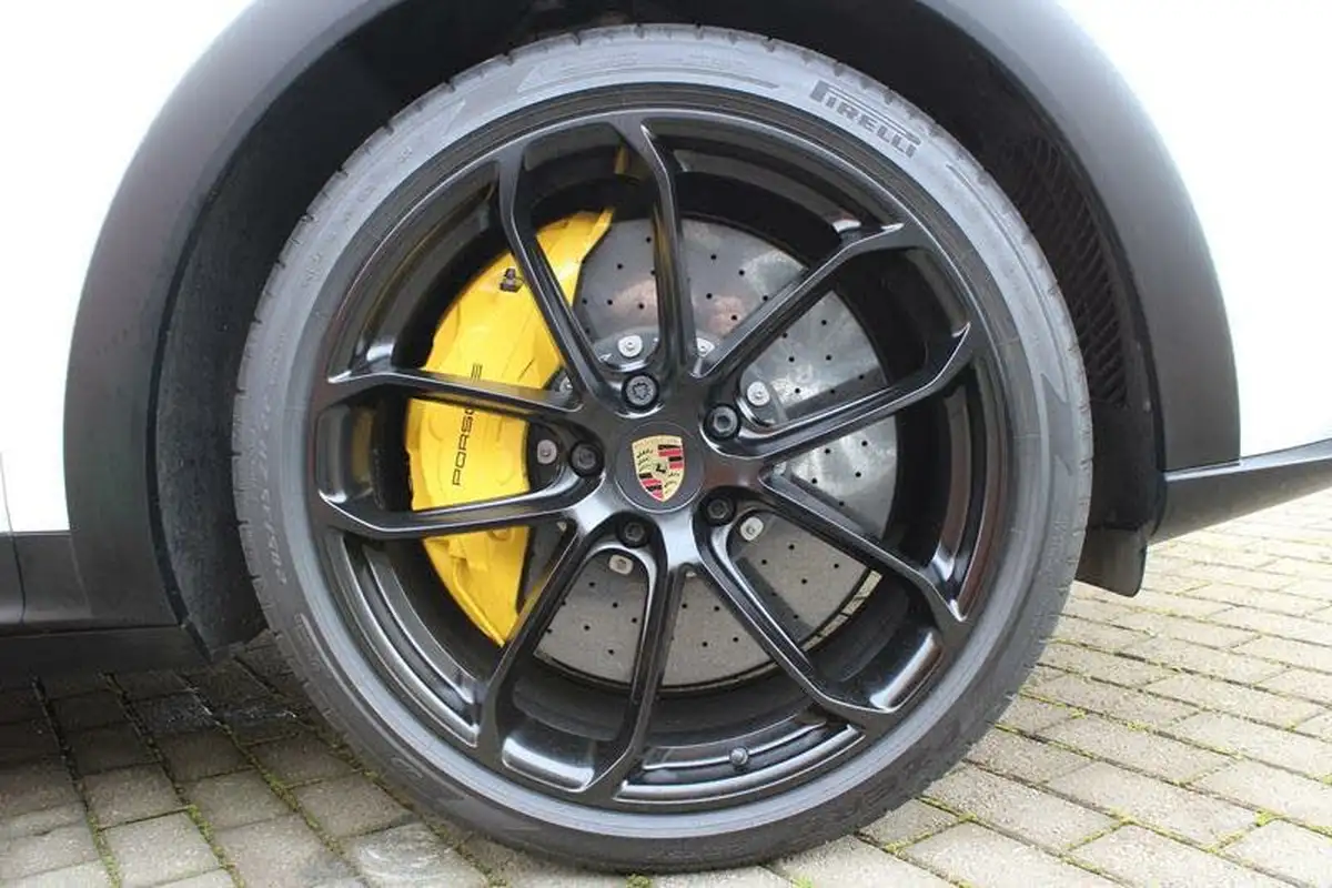2023-porsche-cayenne-40-v8-turbo-gt-big-3