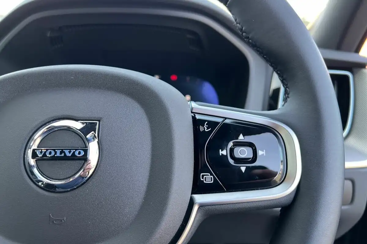 2024-volvo-xc60-20-b5-plus-black-edition-big-11