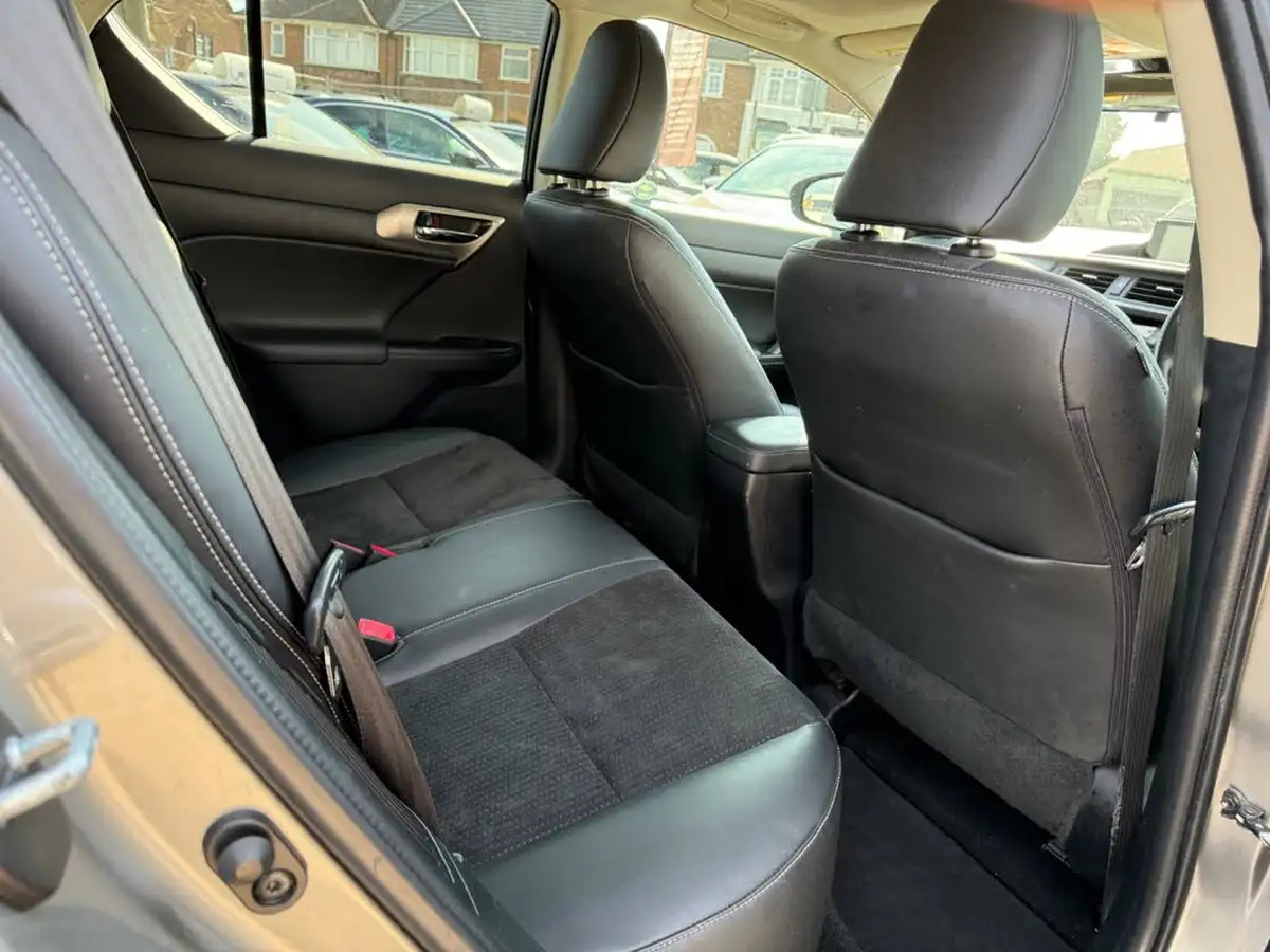 2015-lexus-ct-200h-18-advance-plus-big-30