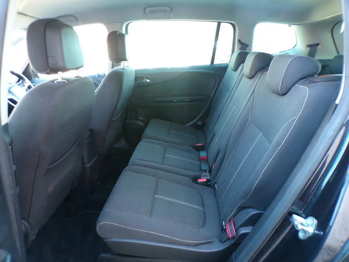 2013-vauxhall-zafira-tourer-20cdti-sri-big-17