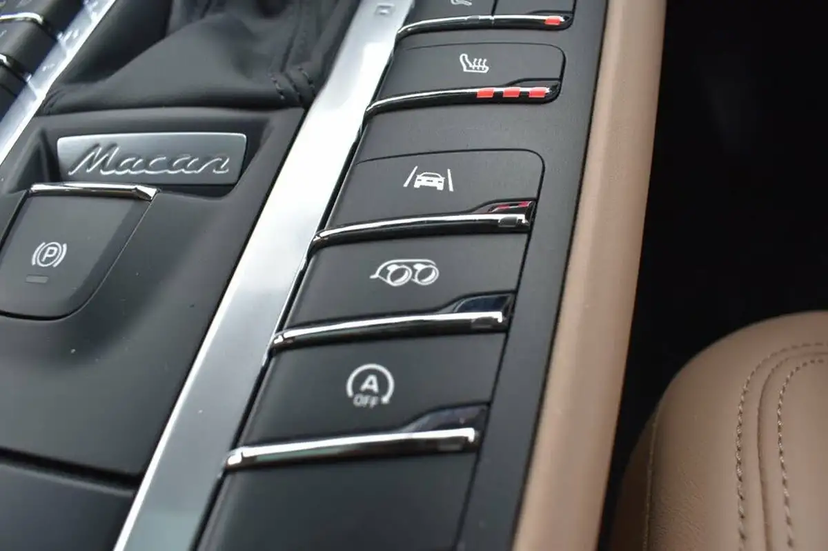 2020-porsche-macan-29-turbo-big-19
