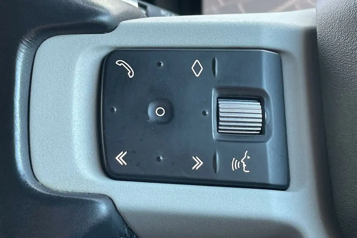 2020-land-rover-110-defender-20-p300-se-110-big-21