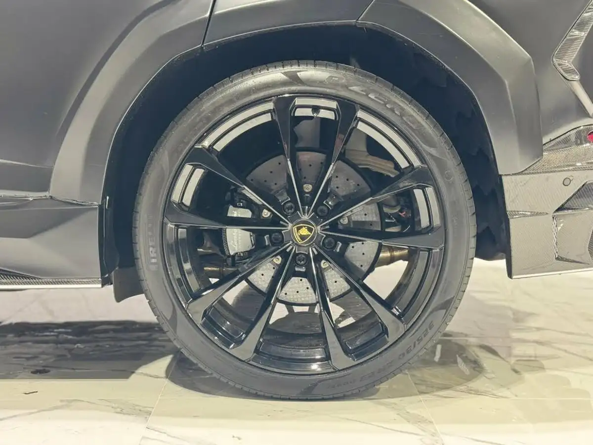 2021-lamborghini-urus-40-no-trim-big-30