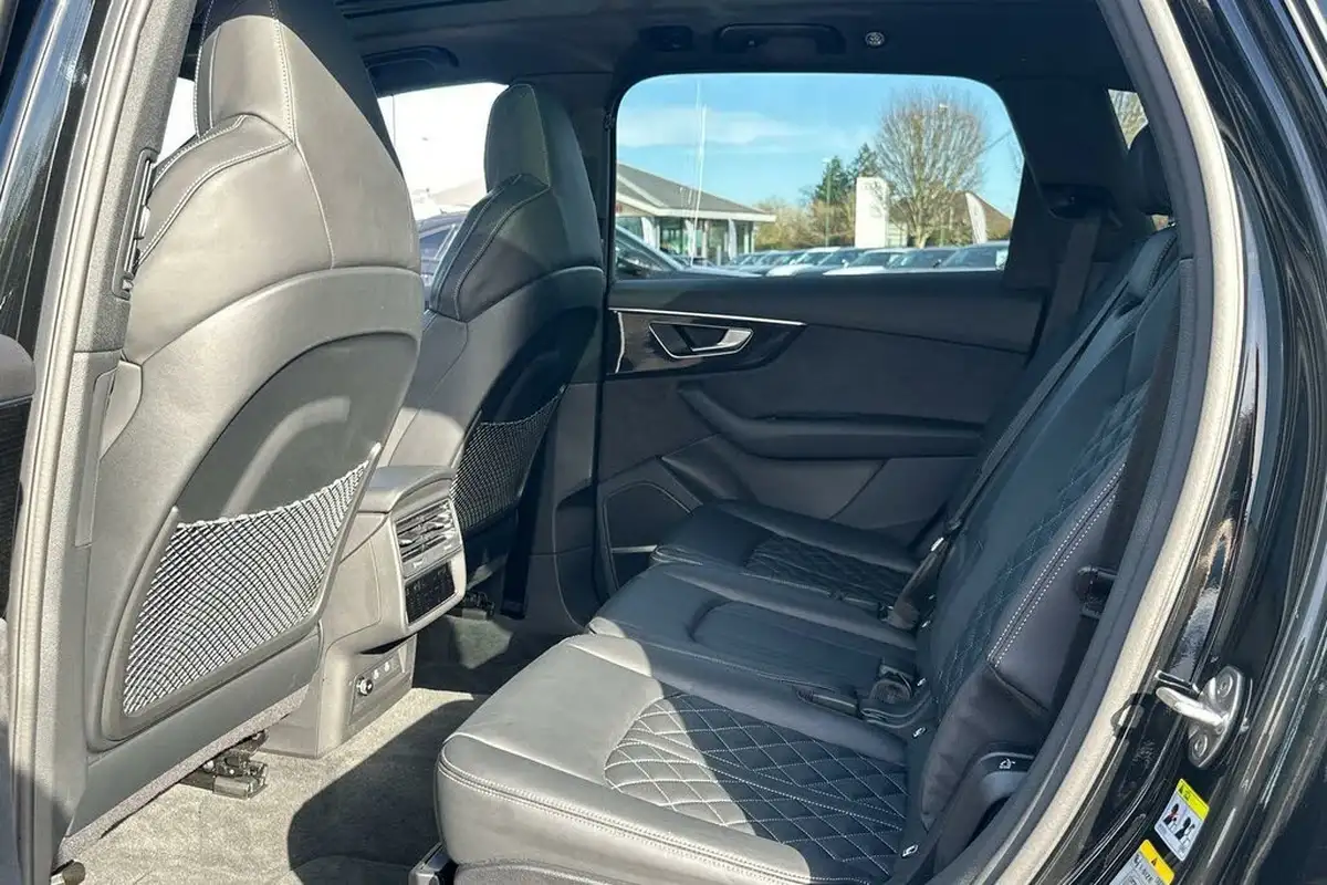 2023-audi-sq7-40-tfsi-black-edition-big-35