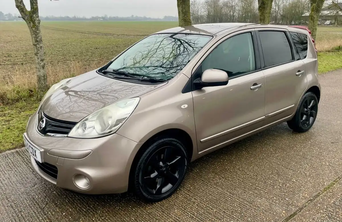 2011-nissan-note-16-tekna-big-12