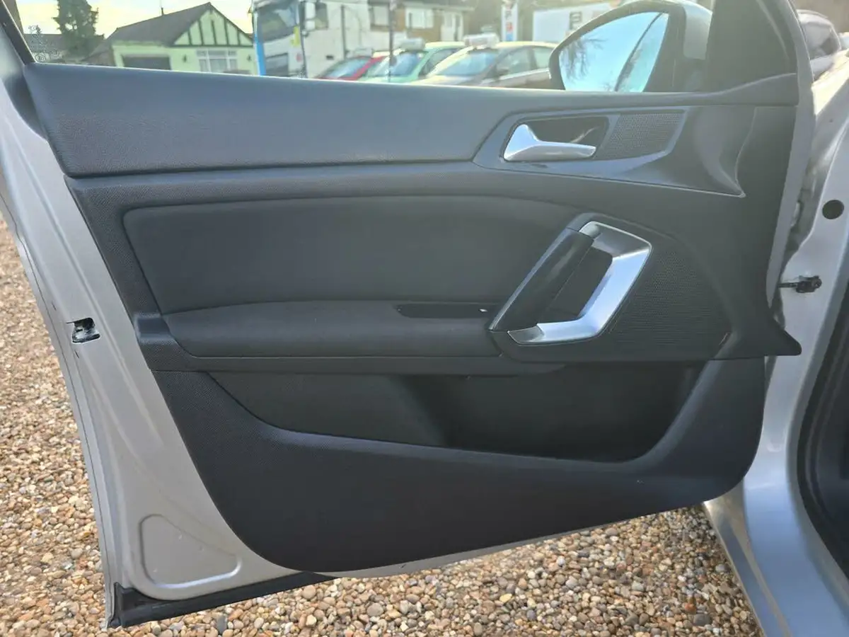 2016-peugeot-308-sw-12-puretech-allure-130bhp-eat6-big-39