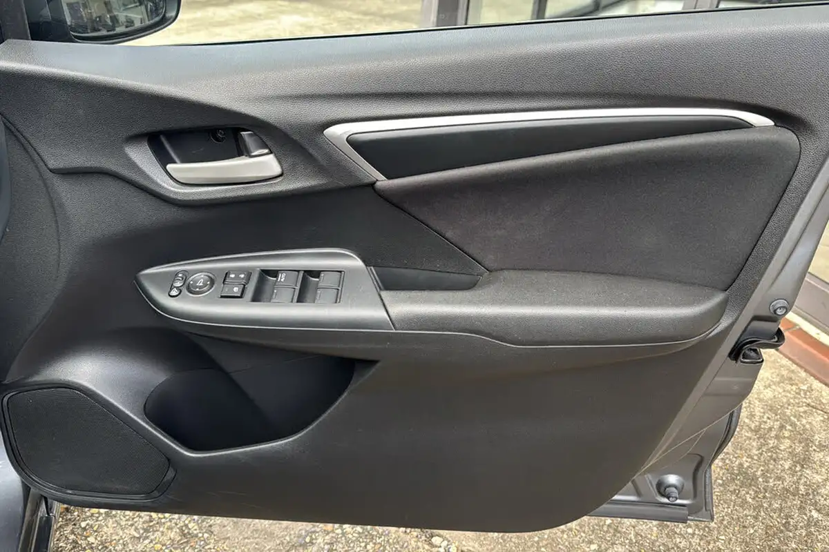 2019-honda-jazz-13-i-vtec-se-navi-cvt-big-23
