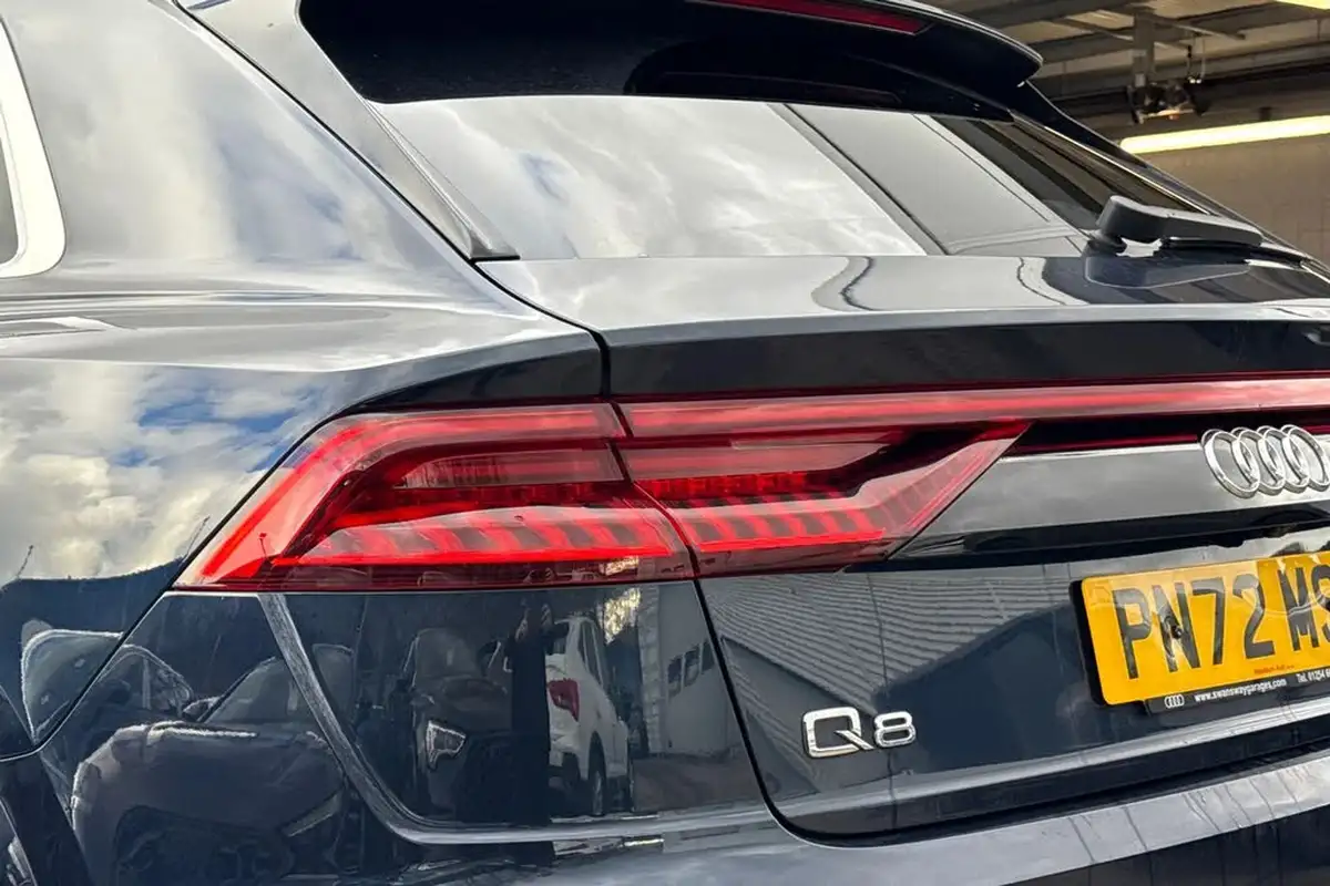 2022-audi-q8-30-55-tfsi-s-line-big-15
