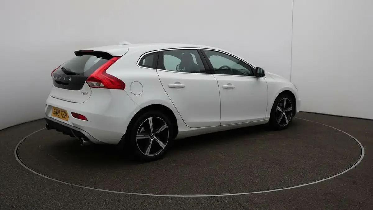 2019-volvo-v40-20-t2-r-design-big-51