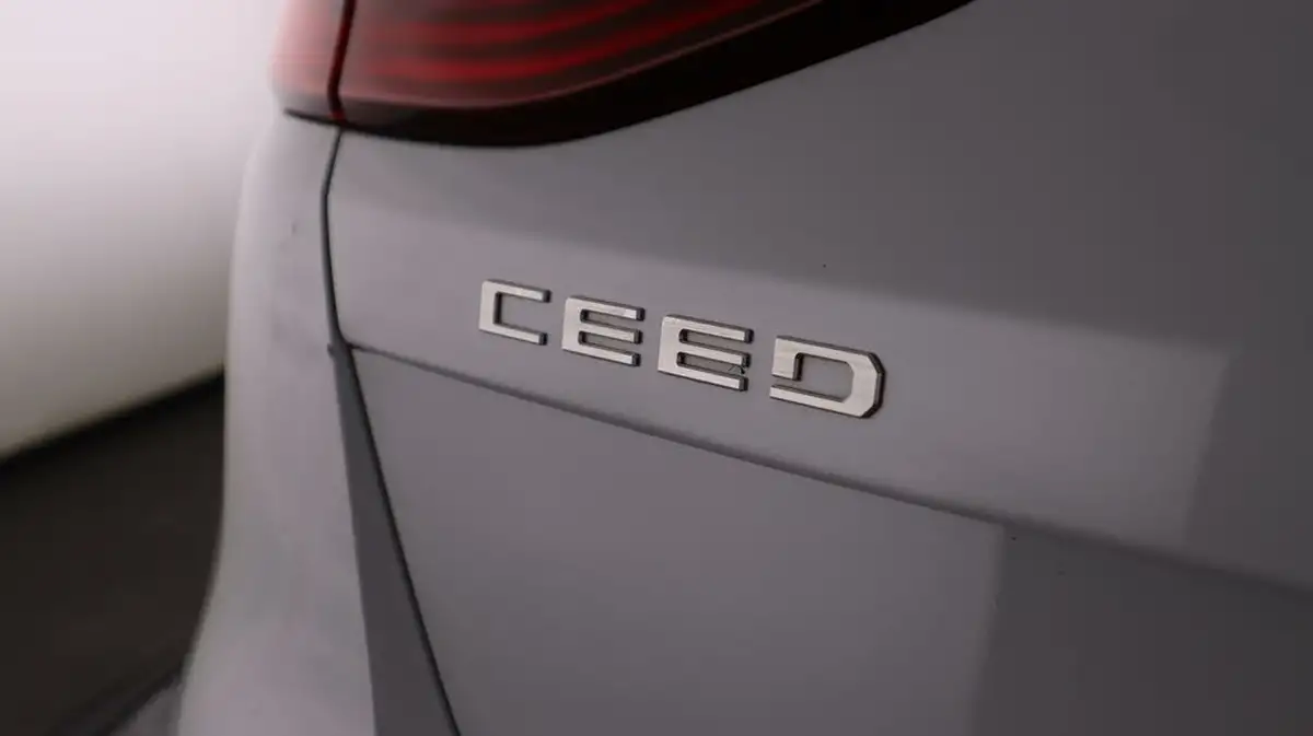 2022-kia-ceed-15-t-gdi-3-hatchback-big-21