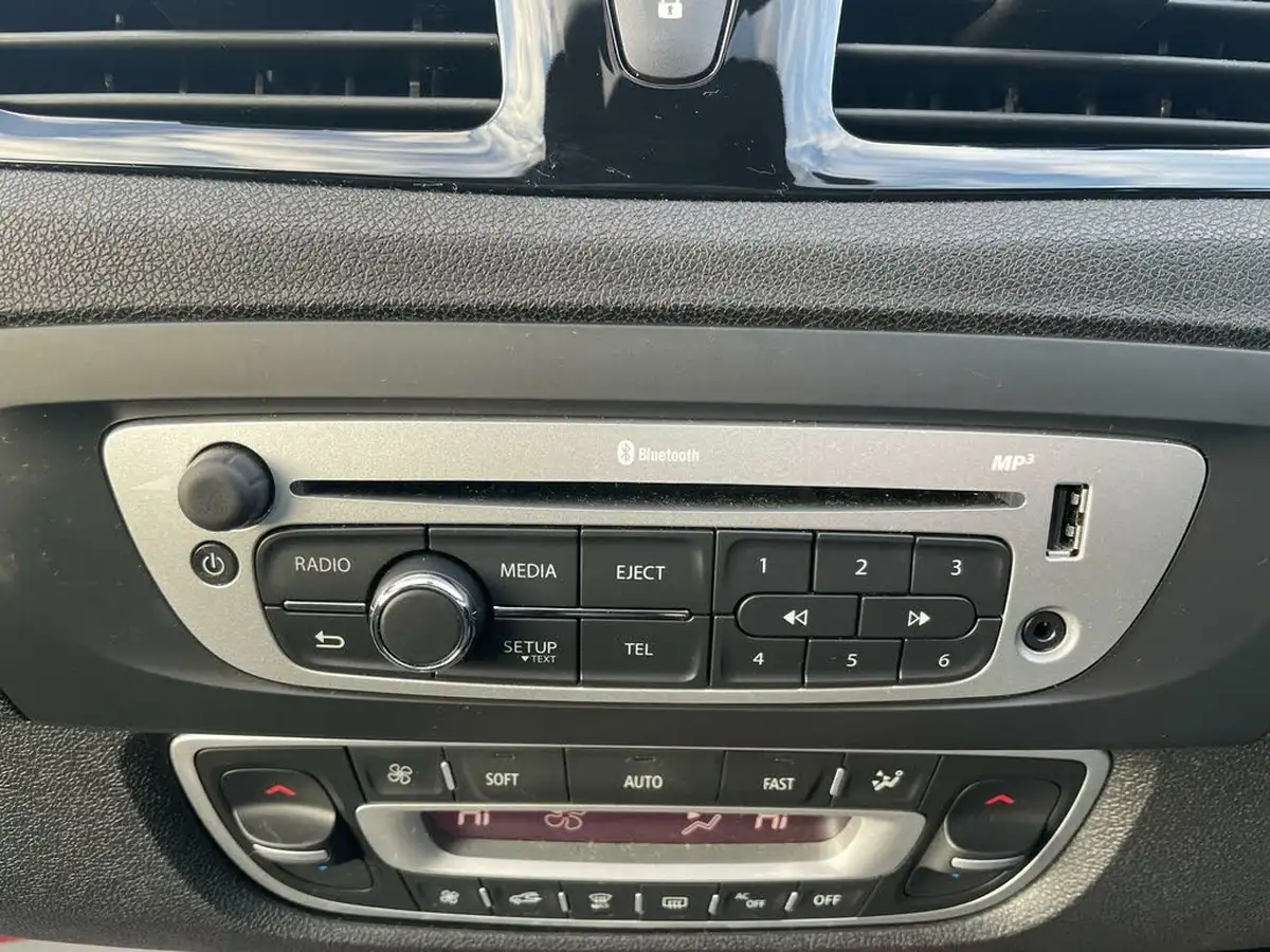2014-renault-scenic-15td-dynamique-tom-tom-energy-ss-big-25