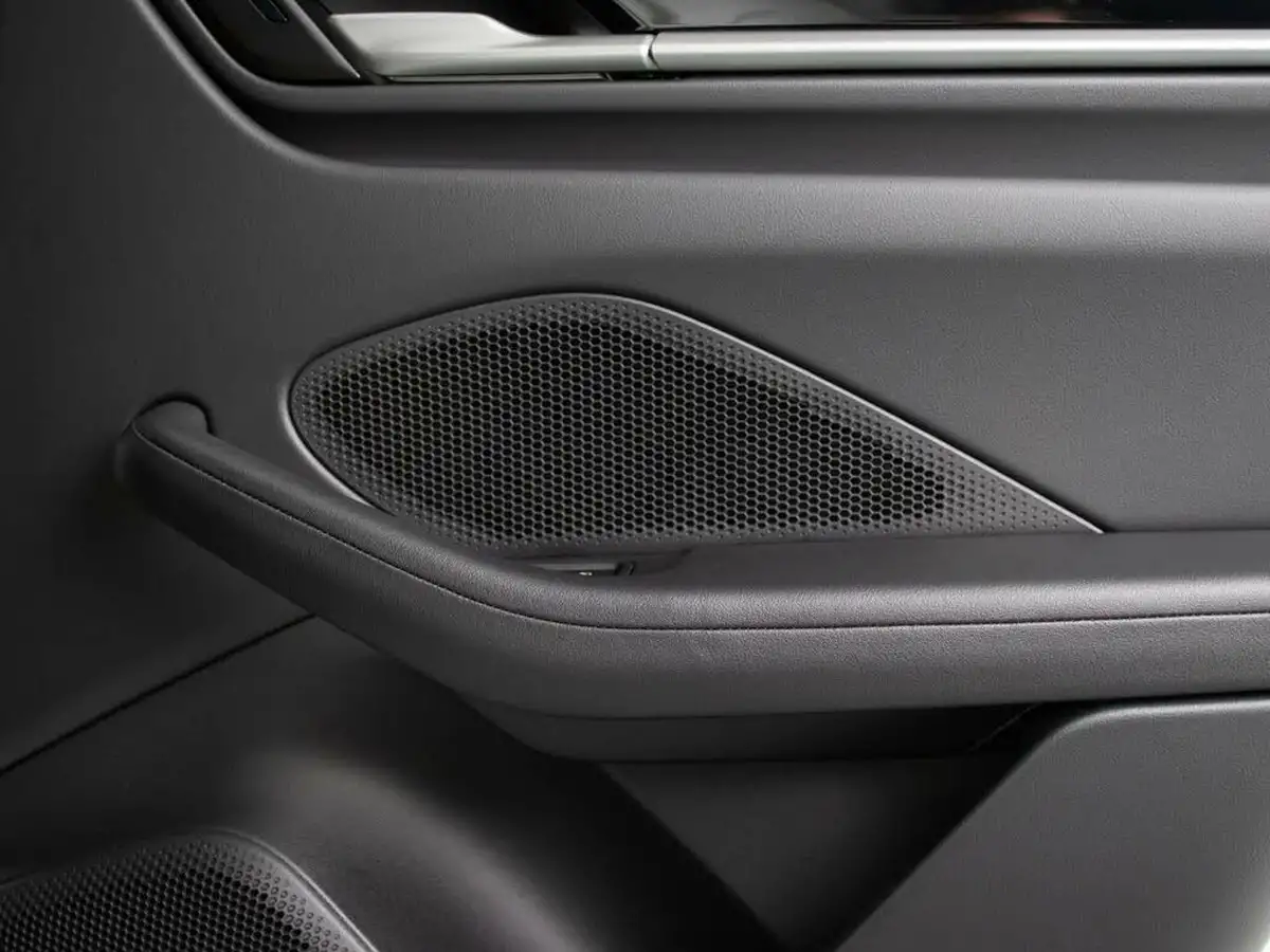 2025-porsche-macan-e-electric-big-43