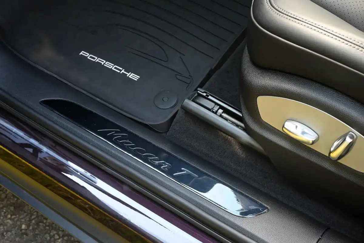 2023-porsche-macan-20-big-23
