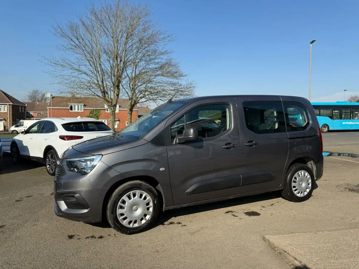2022-vauxhall-combo-life-15-edition-big-1