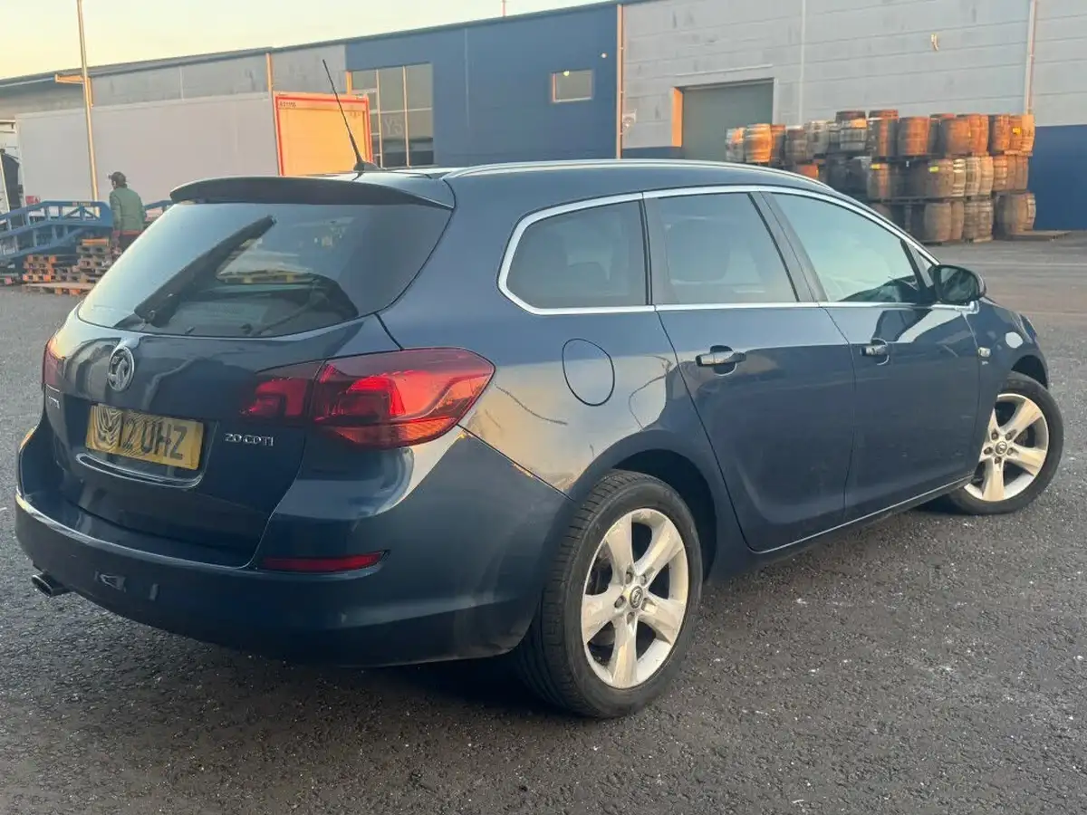 2012-vauxhall-astra-20td-sri-165ps-ss-estate-big-4
