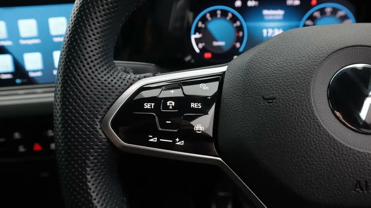 2022-volkswagen-golf-15-tsi-r-line-150ps-hatchback-big-26
