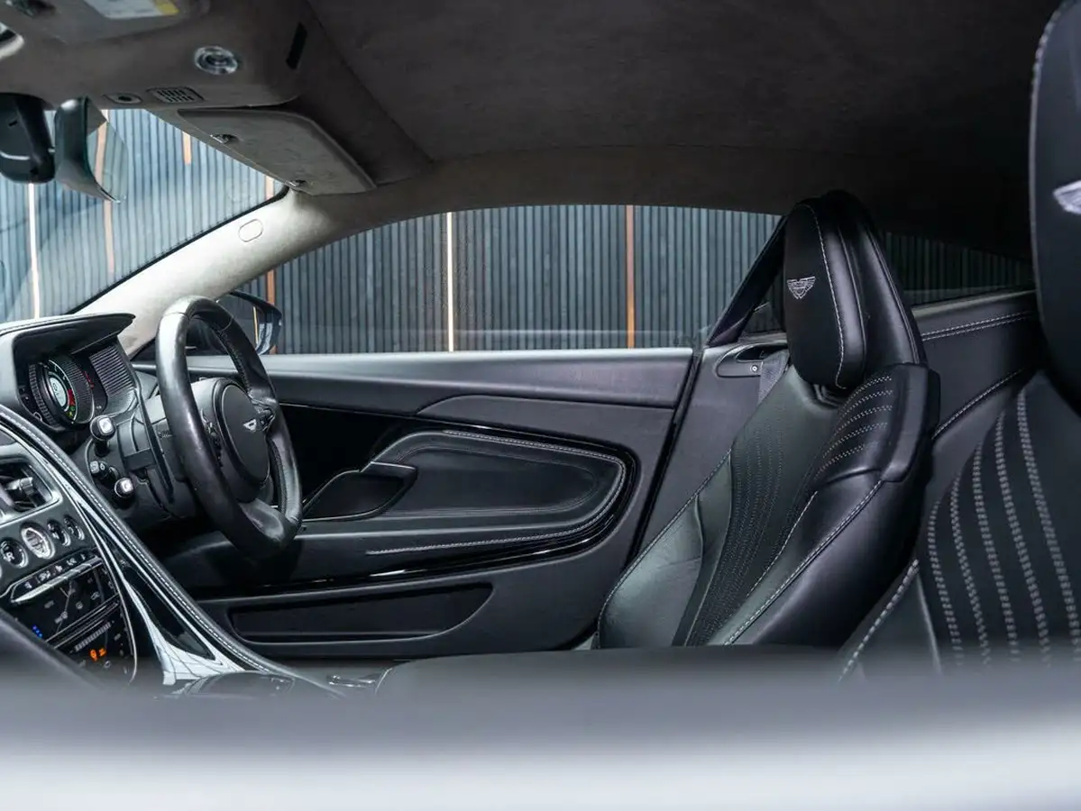 2019-aston-martin-db11-40-v8-big-20