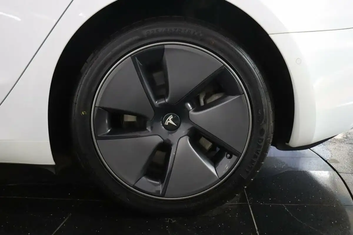 2022-tesla-model-3-e-rwd-big-35