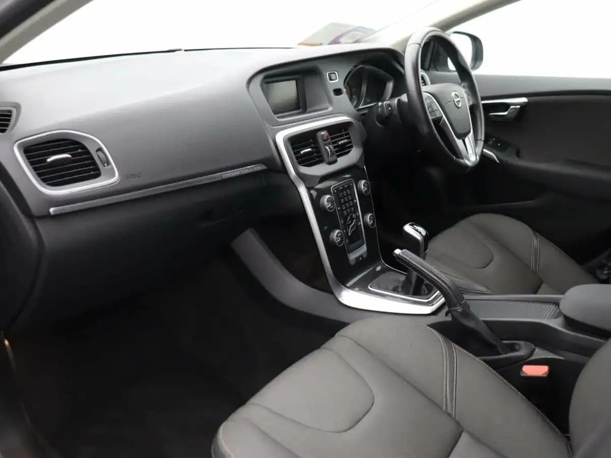 2018-volvo-v40-20-t3-cross-country-big-7